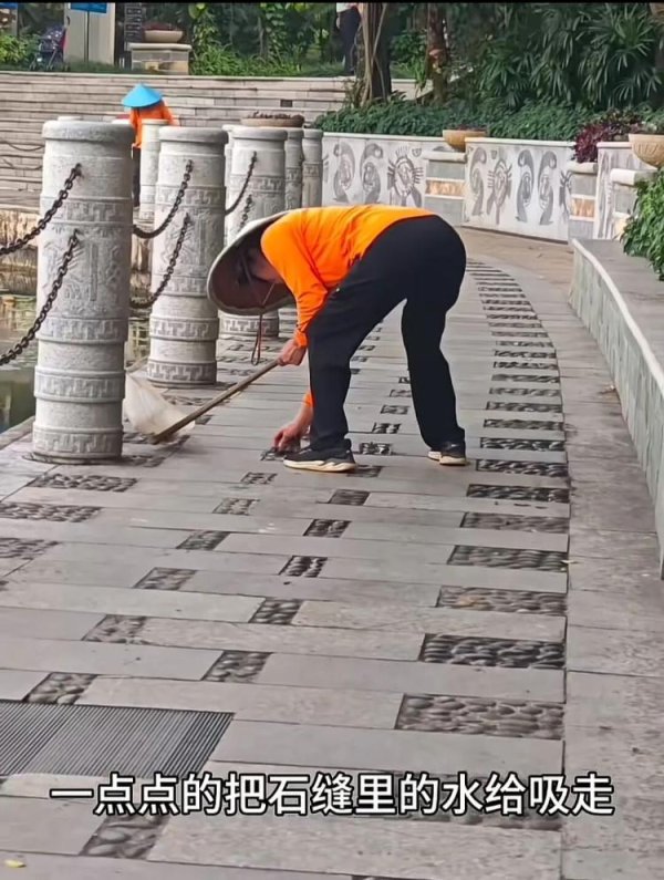 专业的股票配资官网 南宁环卫阿姨被要求用抹布逐个清理石缝积水？景区：正常清理作业，担心游客滑倒